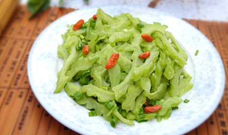 吃苦瓜拌凉菜去火