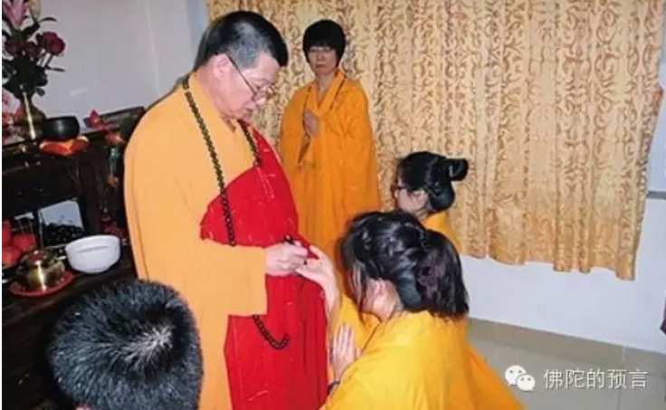 魔王对佛说:我的魔子魔孙混入僧团,披你的袈裟,坏你的佛法!